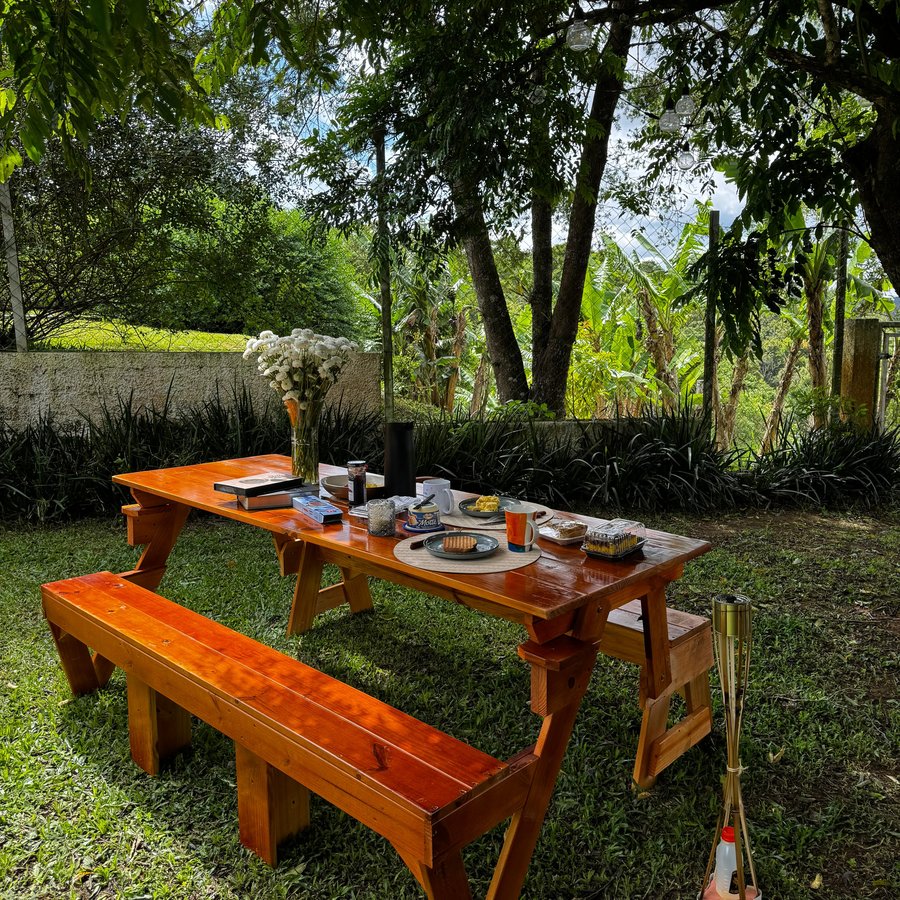 Banco que vira mesa 2m montado como mesa no jardim, sem almofadas