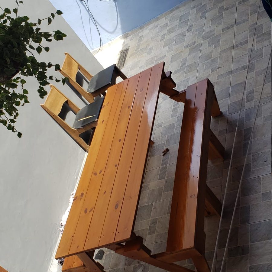 Banco que vira mesa no pátio