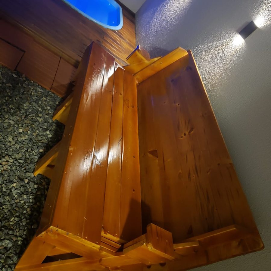 Banco que vira mesa na área da piscina