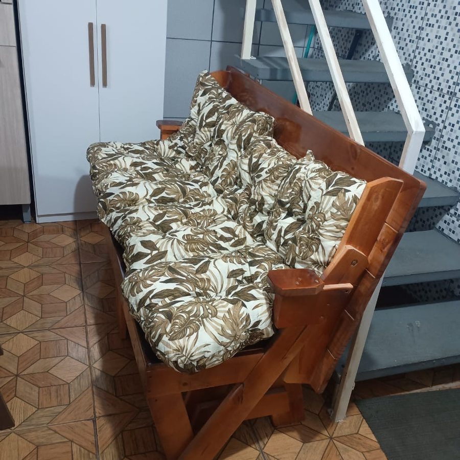 Banco que vira mesa com almofada floral na casa do cliente