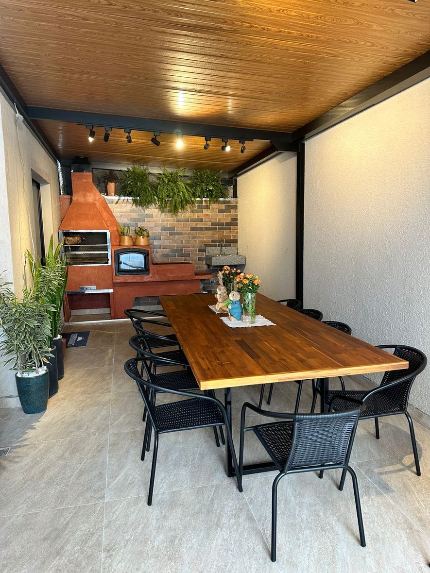 Mesa industrial cor Mel com cadeiras