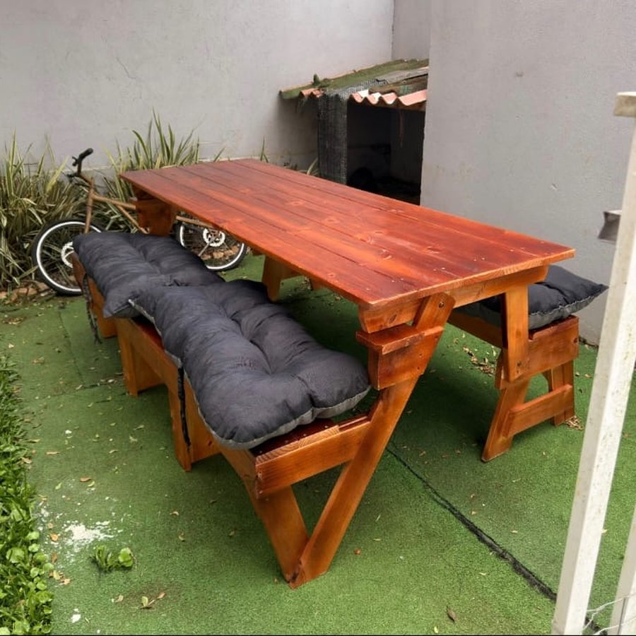 Conjunto mesa com almofada preta com cinza na área externa