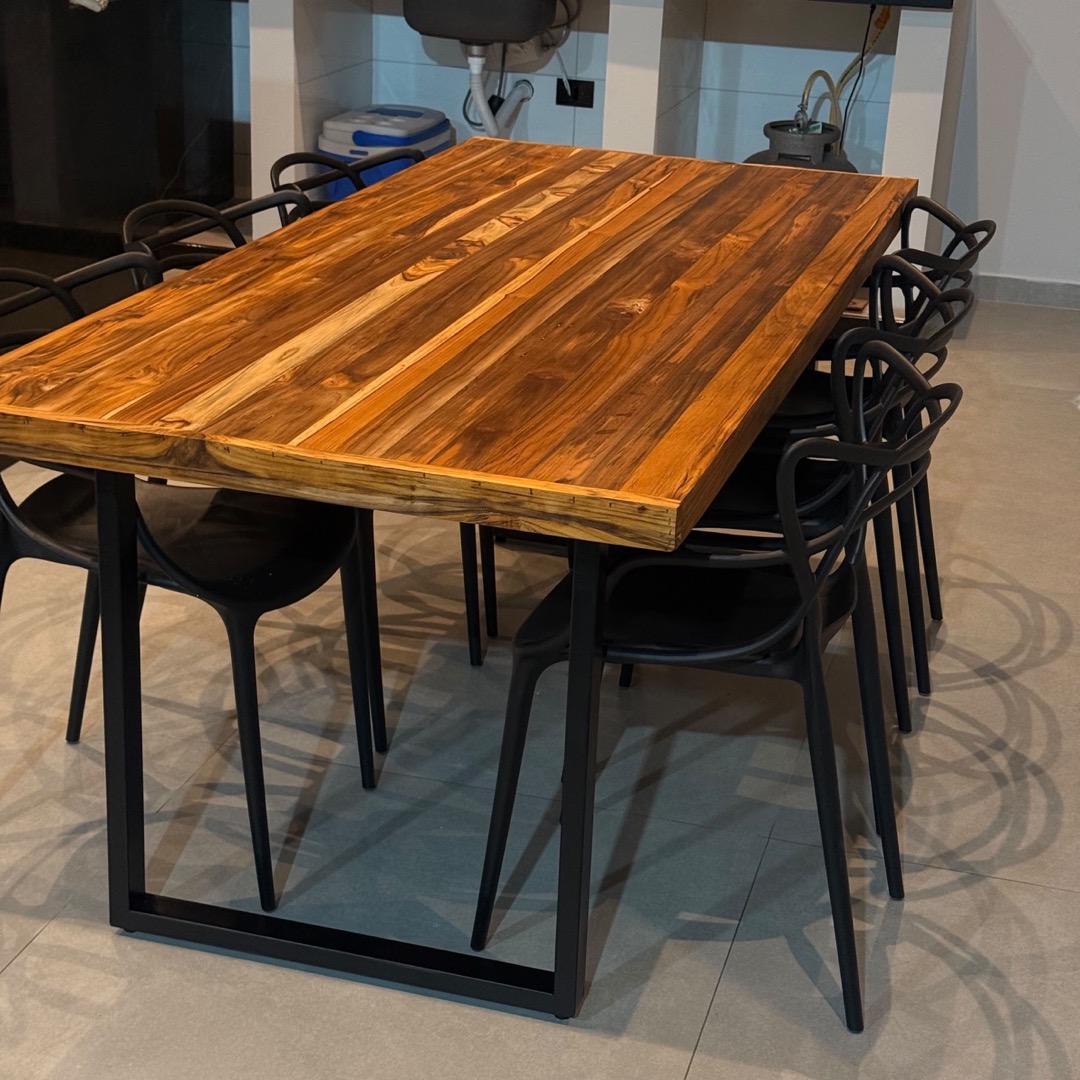 Mesa de teca na cozinha de cliente