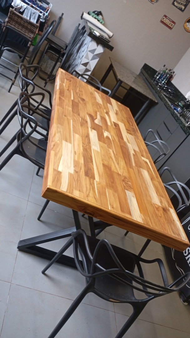 Mesa de teca em área gourmet de cliente