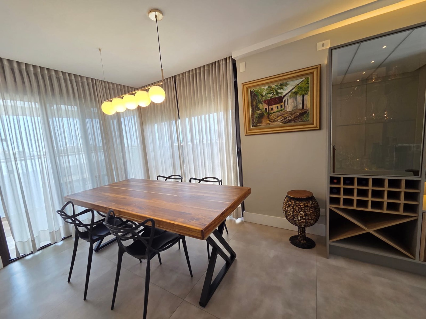 Mesa de teca na sala de jantar de cliente