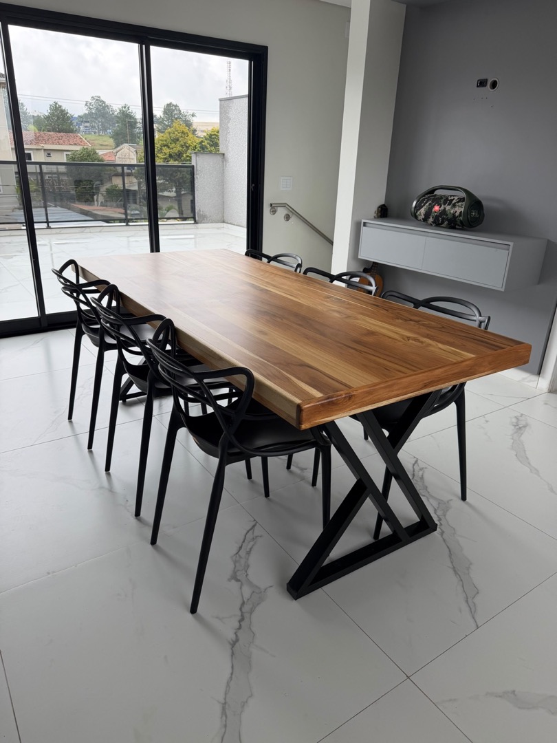 Mesa de teca na sala de cliente
